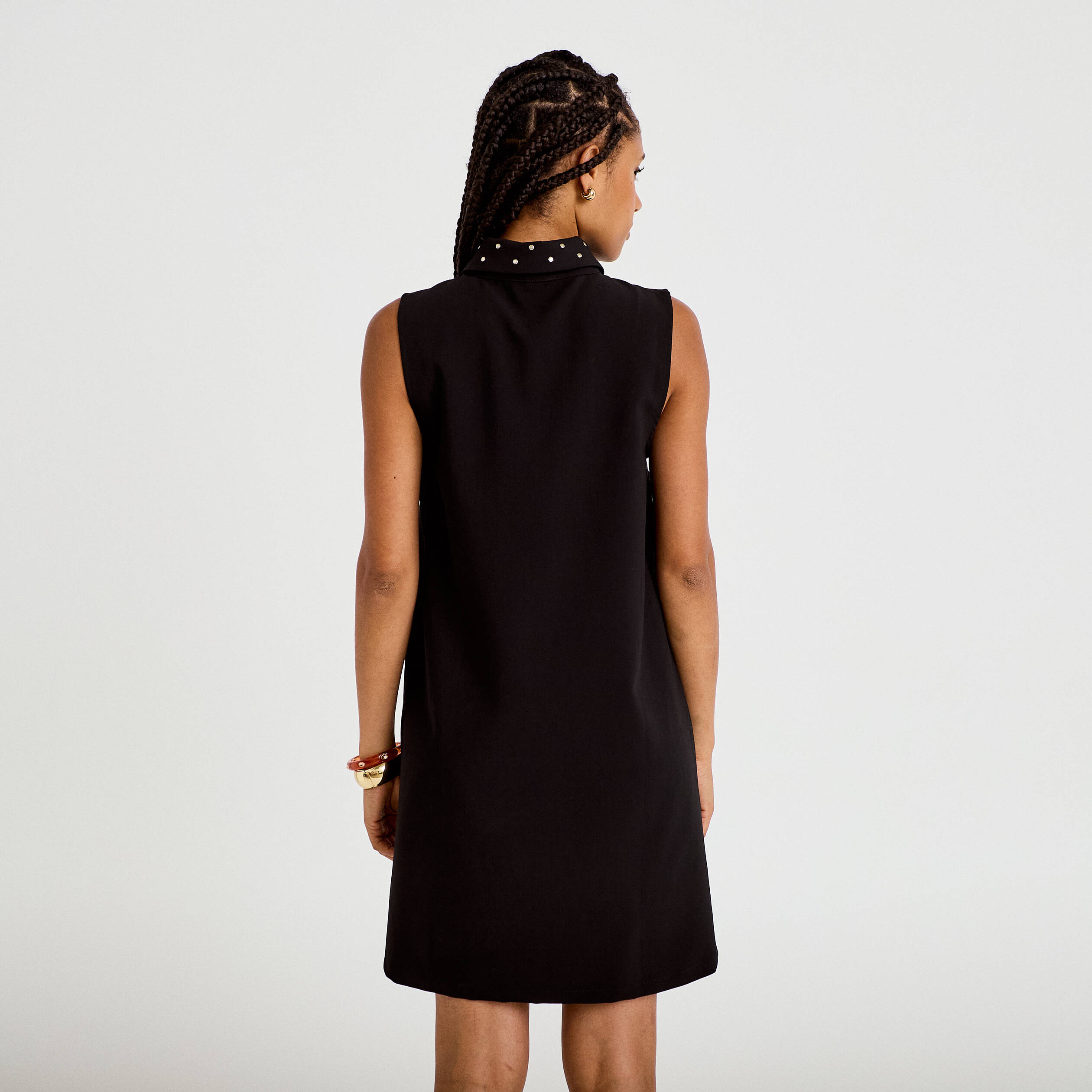 Robe droite courte col chemise clout&eacute;e noir femme