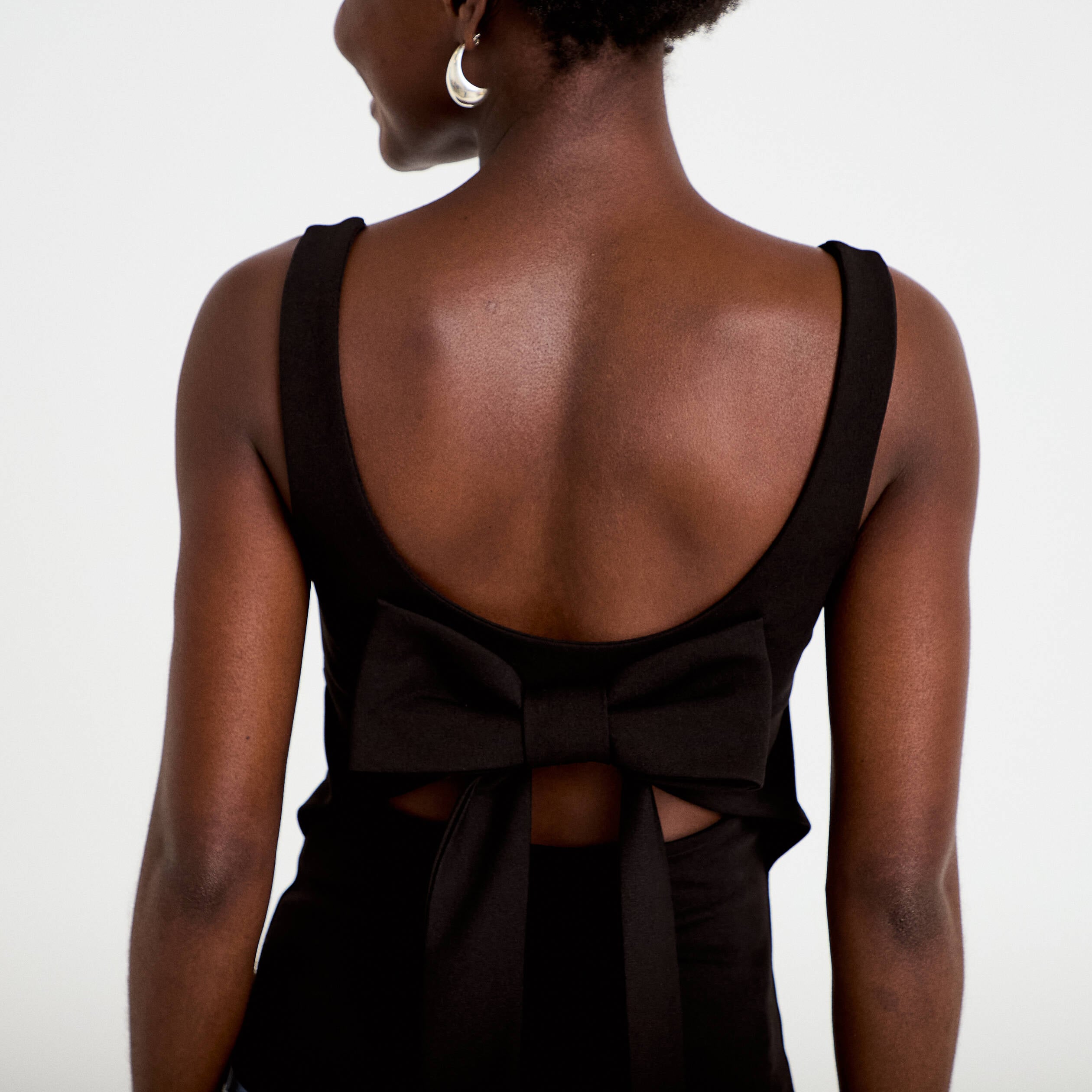 Top cintr&eacute; sans manches col carr&eacute; noir femme