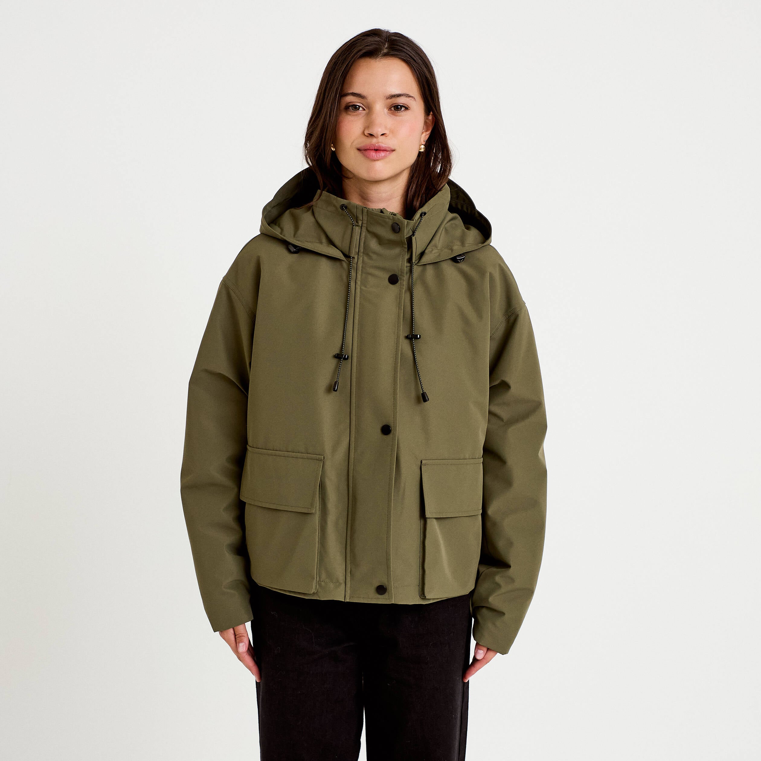 Veste courte bas resserr&eacute; &agrave; capuche vert kaki femme