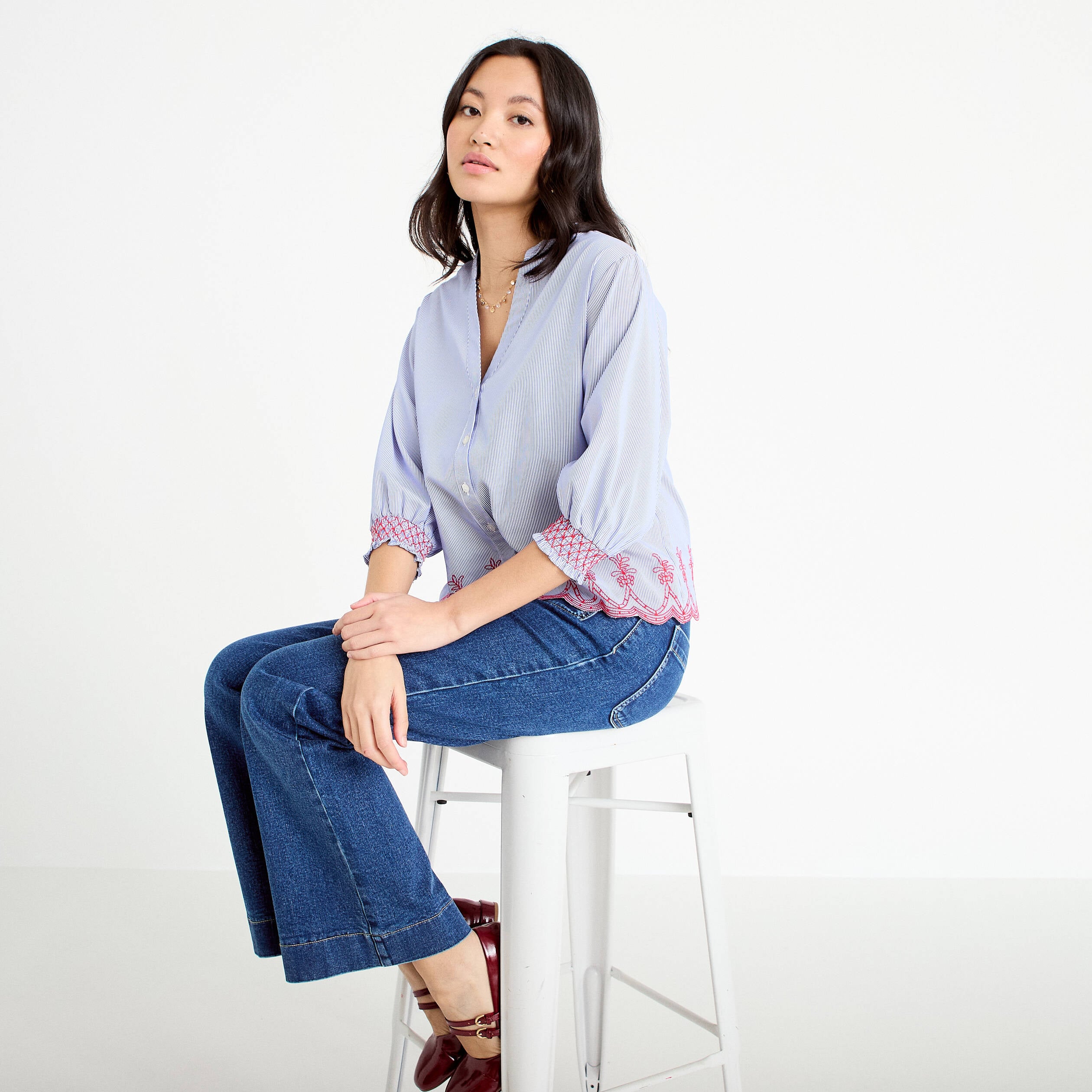 Blouse brod&eacute;e col V manches 3/4 bleu roi femme