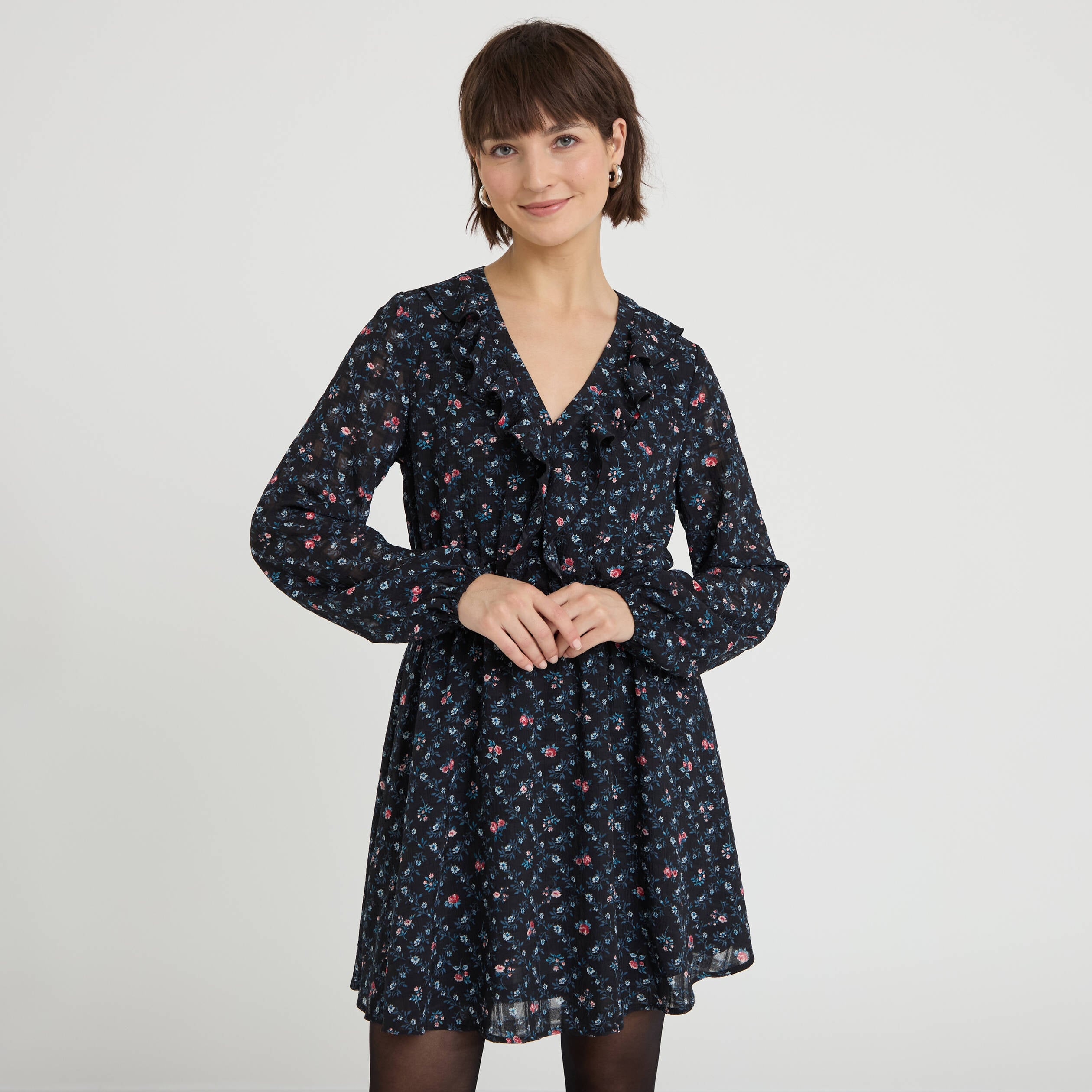 Robe courte &eacute;vas&eacute;e col v manches longues noir femme