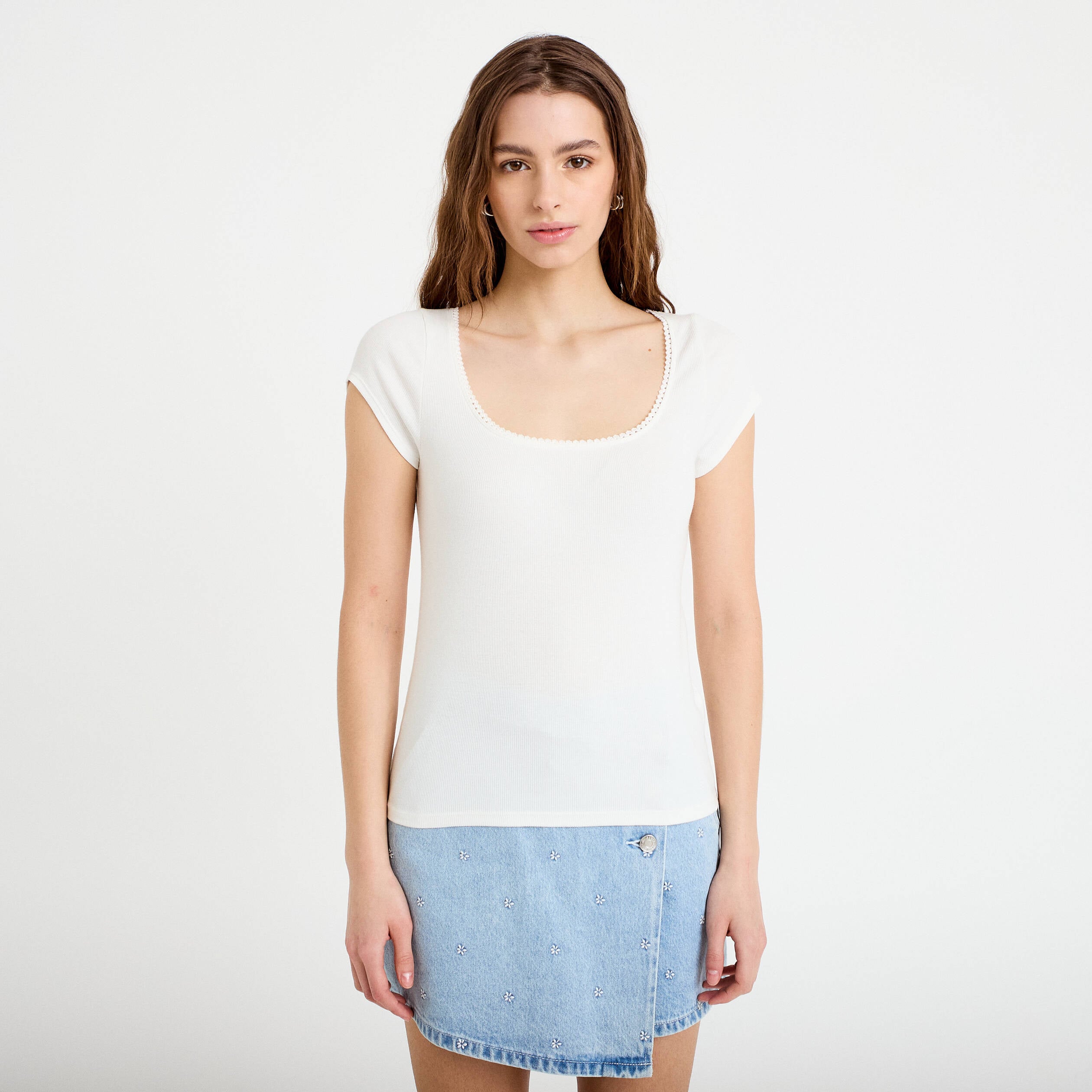 T-shirt cintr&eacute; d&eacute;collet&eacute; manches courtes ecru femme