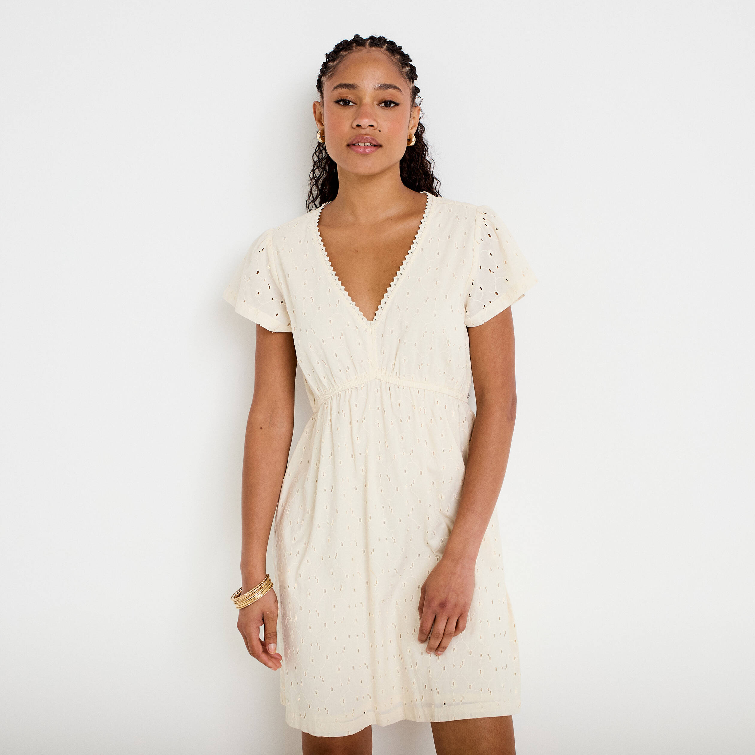 Robe courte &eacute;vas&eacute;e d&eacute;collet&eacute; brod&eacute;e ecru femme