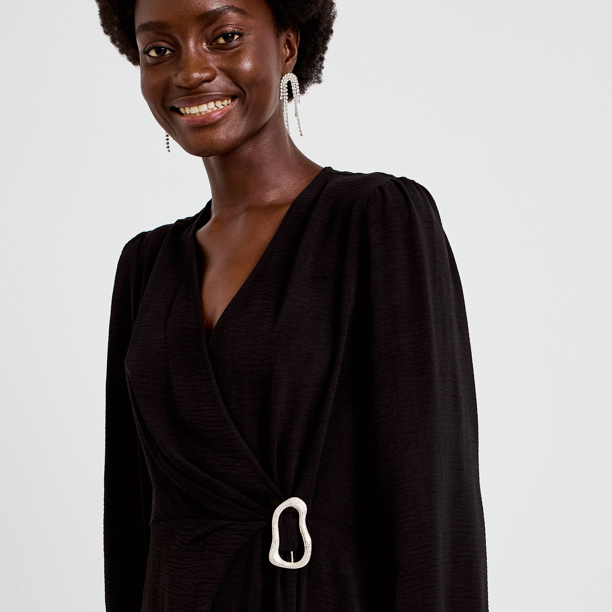 Robe courte &eacute;vas&eacute;e col v manches longues noir femme