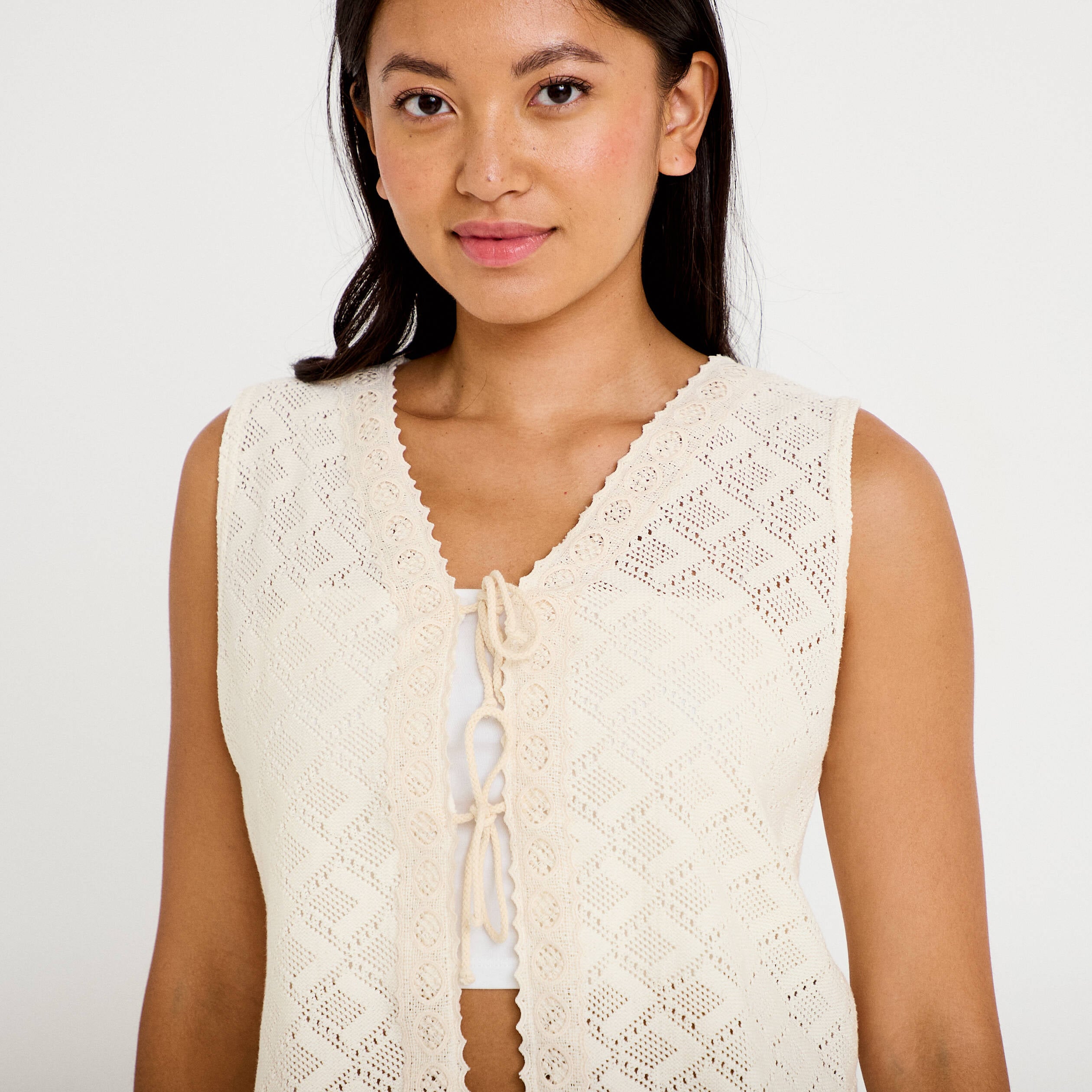 Gilet sans manches col v macram&eacute; ecru femme