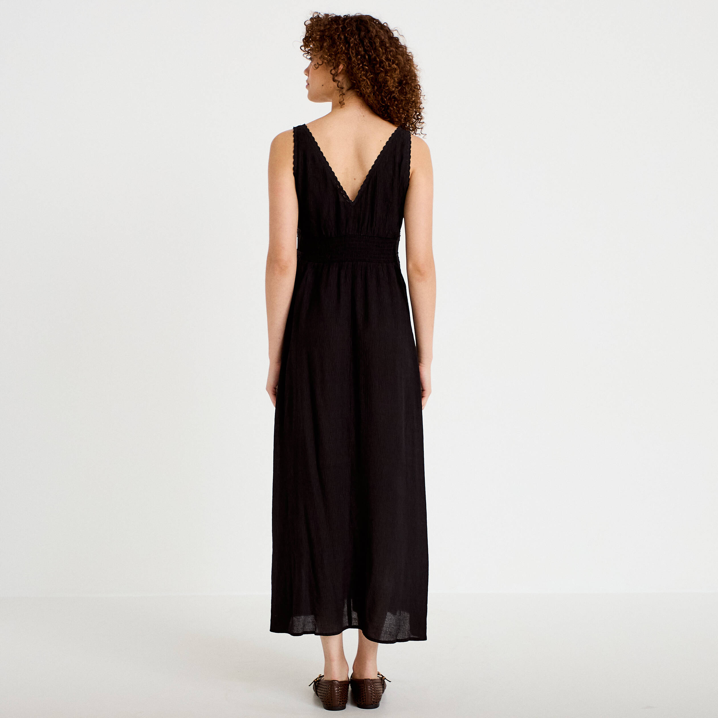 Robe longue &eacute;vas&eacute;e col v sans manches noir femme