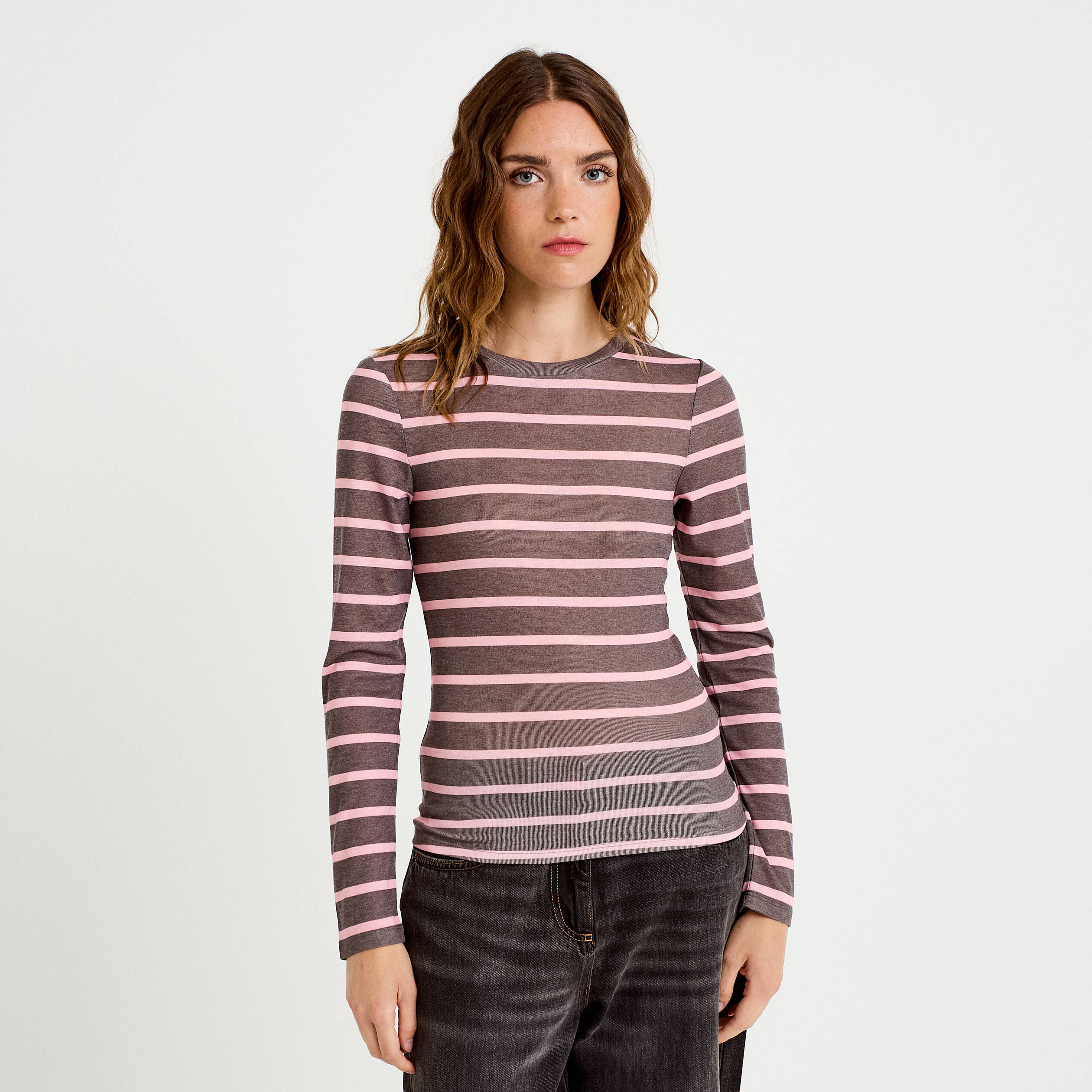 T-shirt ajust&eacute; col rond manches longues marron fonc&eacute; femme