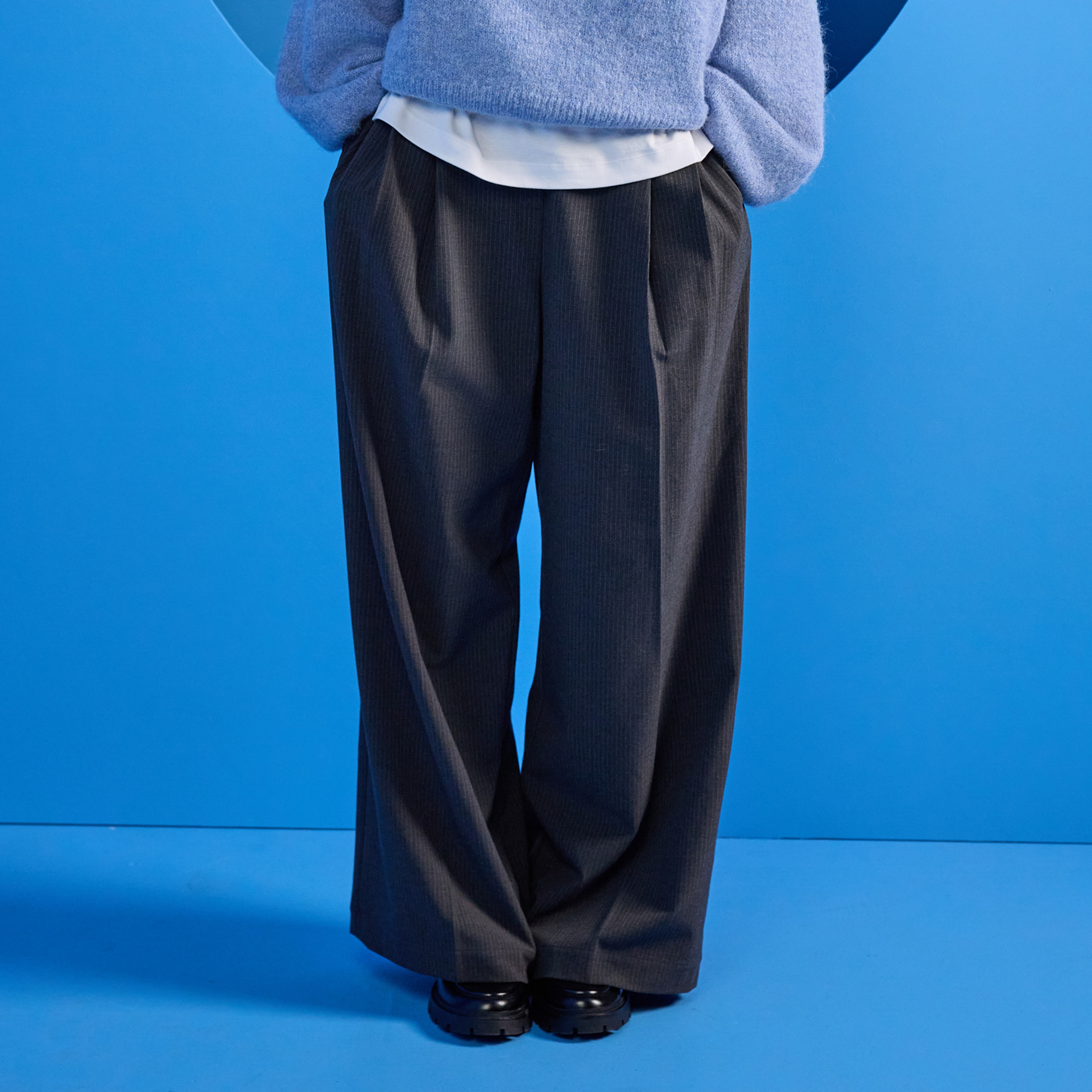 Pantalon large &agrave; pinces gris femme