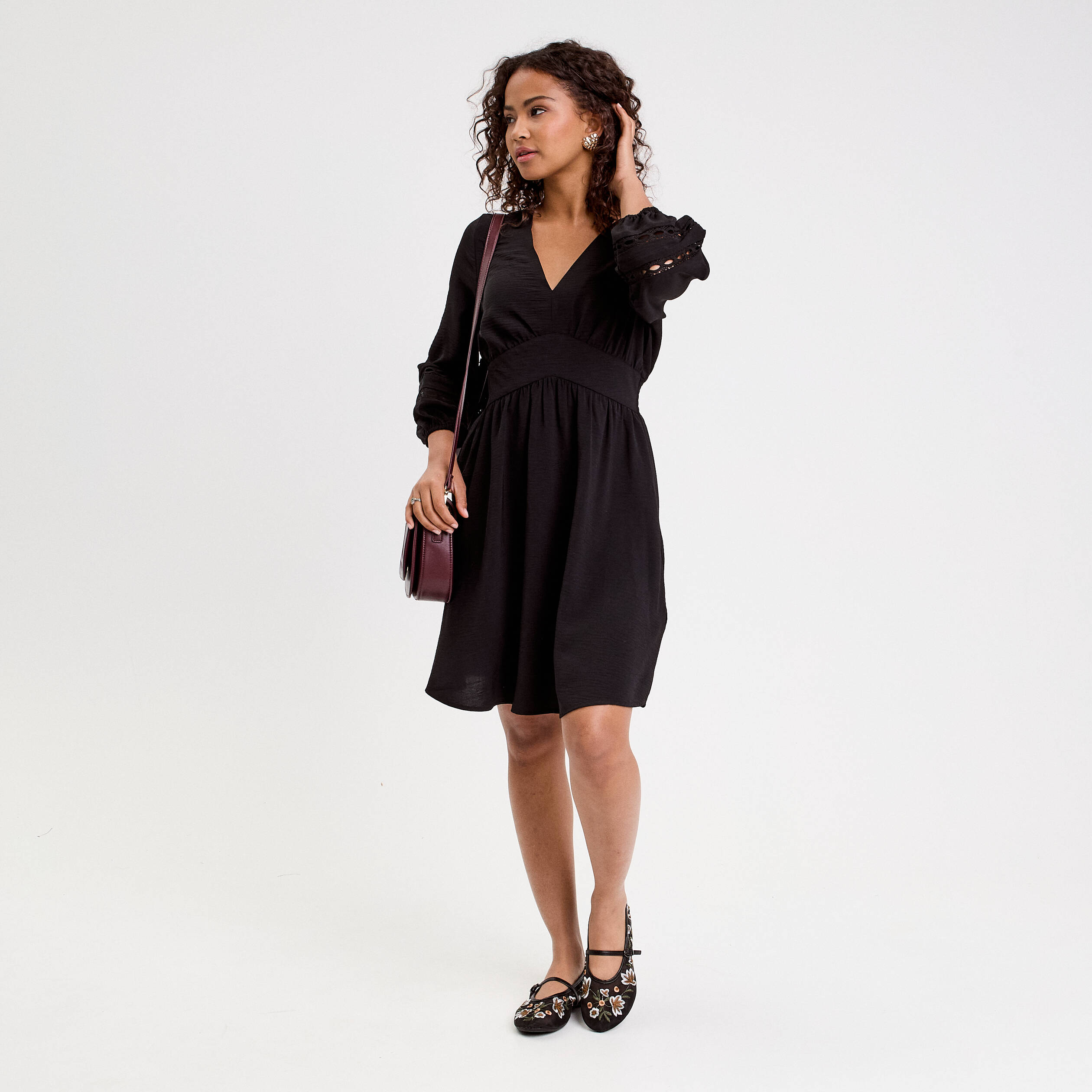 Robe courte &eacute;vas&eacute;e col v manches 3/4 noir femme