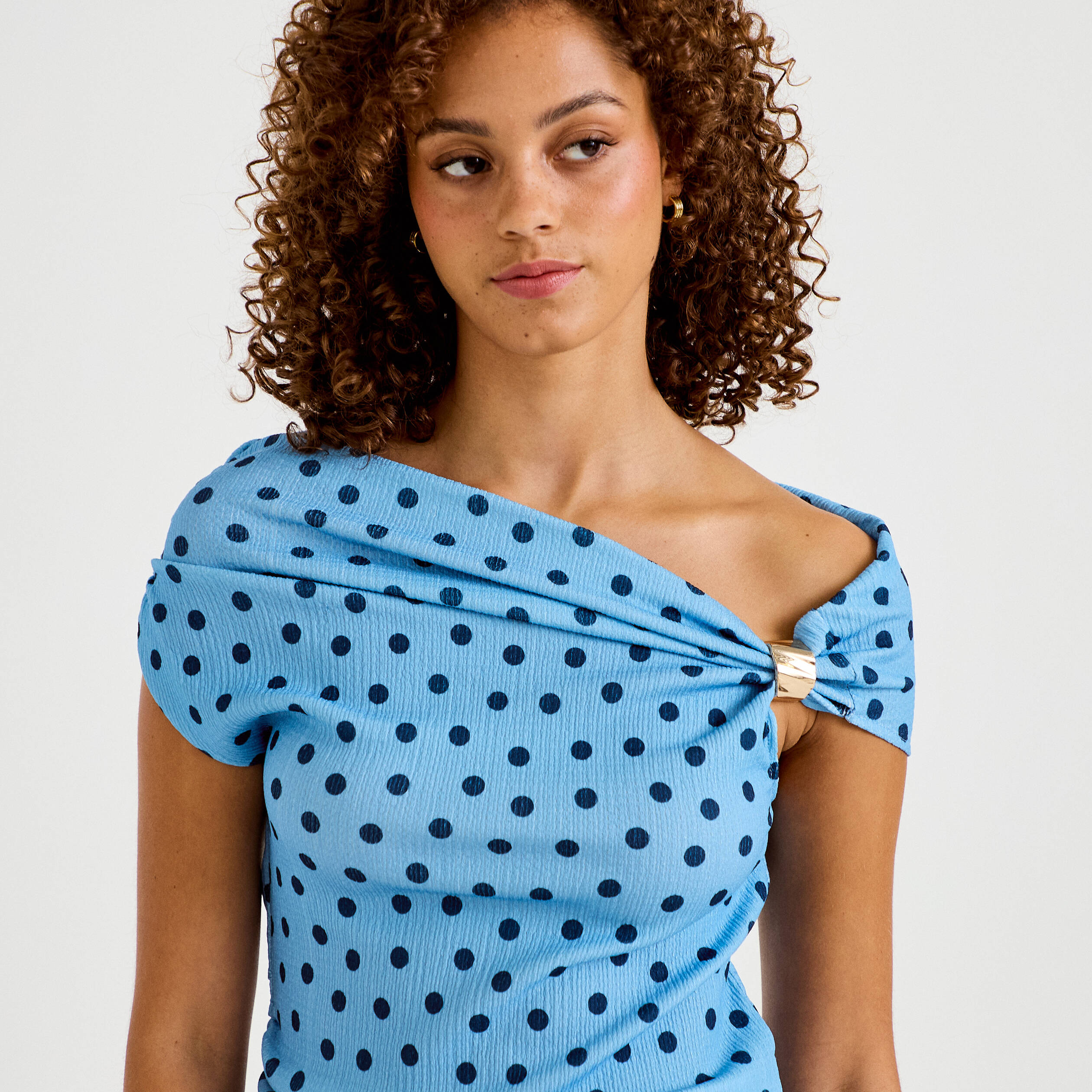 Top pliss&eacute; col bardot sans manches bleu ciel femme