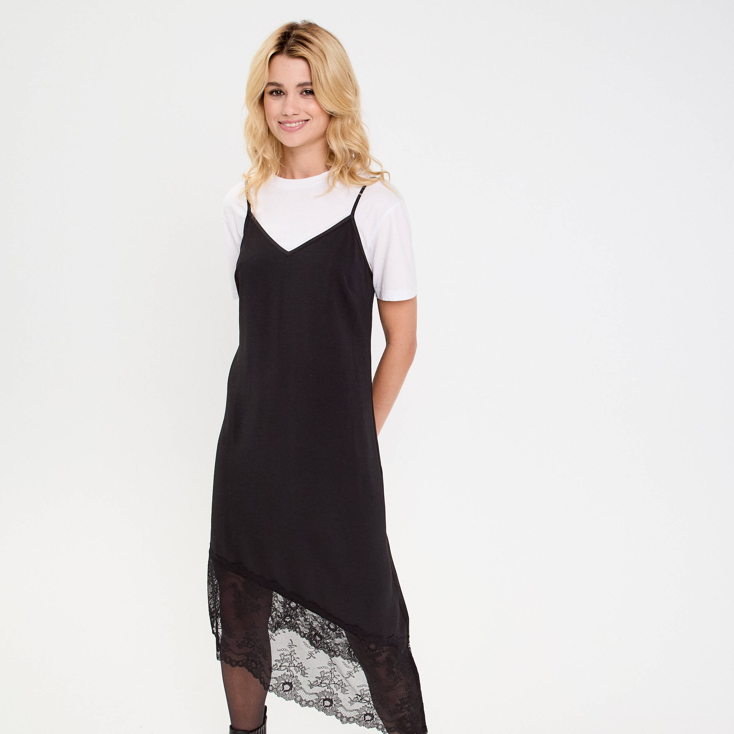 Robe longue droite col v satin&eacute;e noir femme