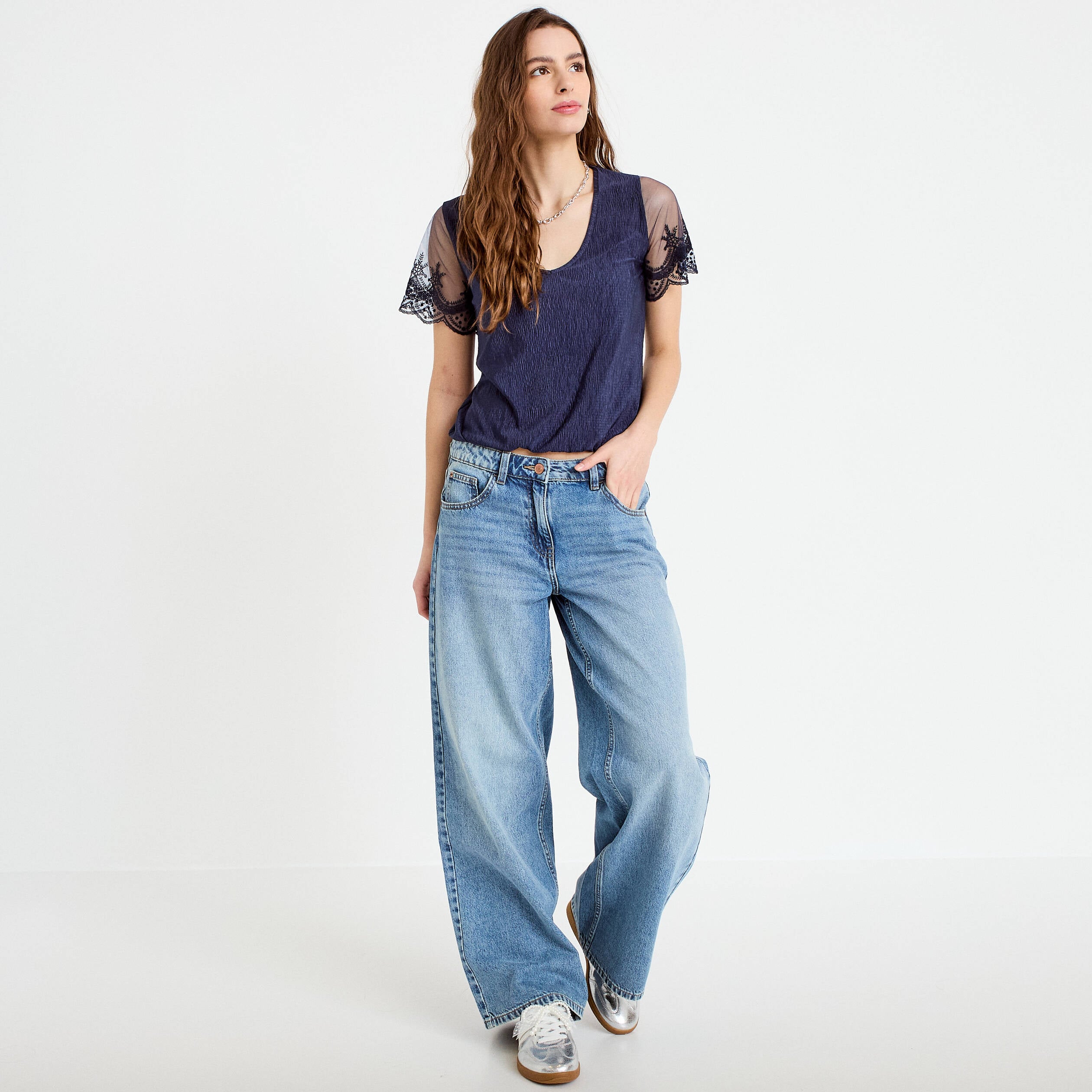 Blouse col v manches courtes dentelle bleu marine femme