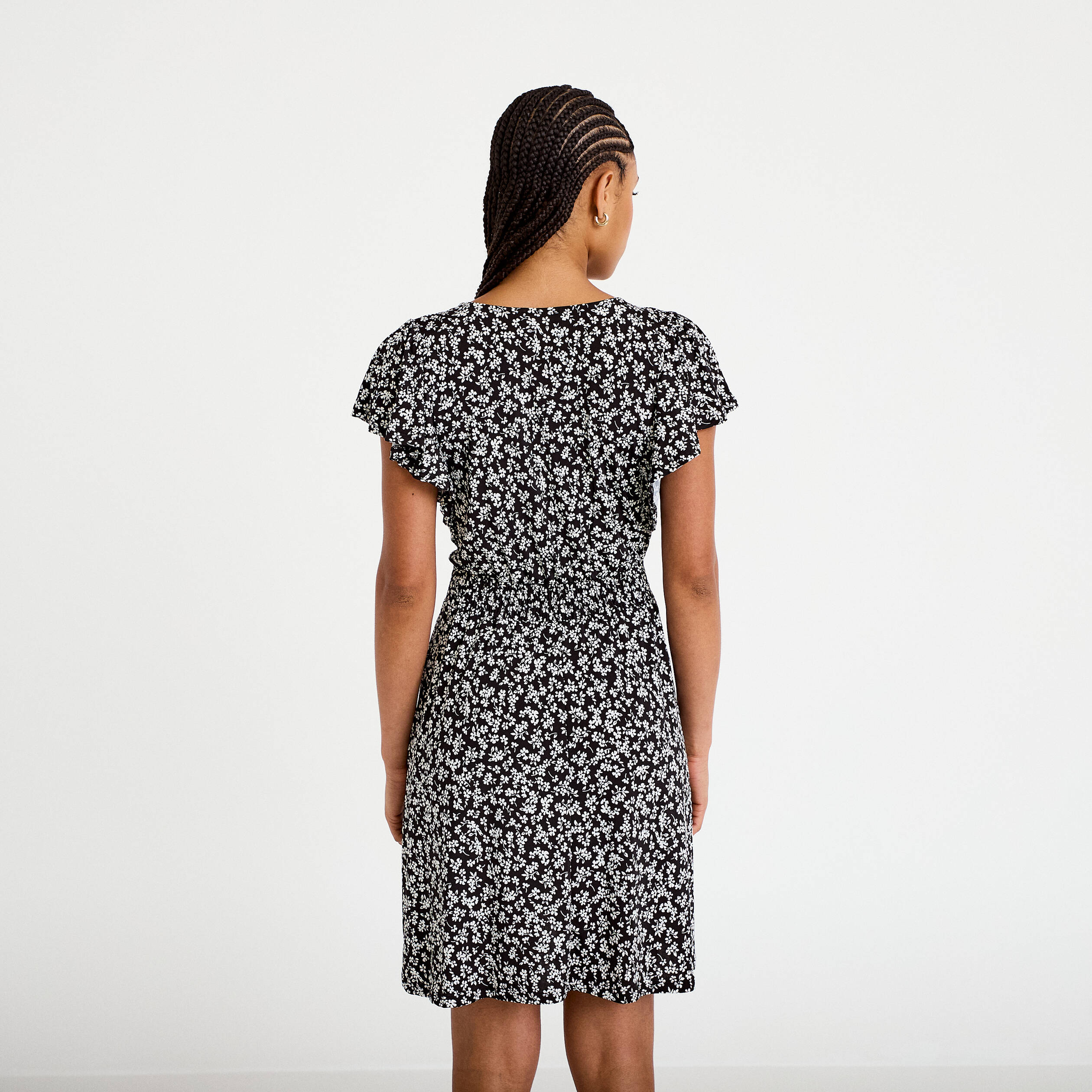 Robe courte &eacute;vas&eacute;e col v manches courtes noir femme