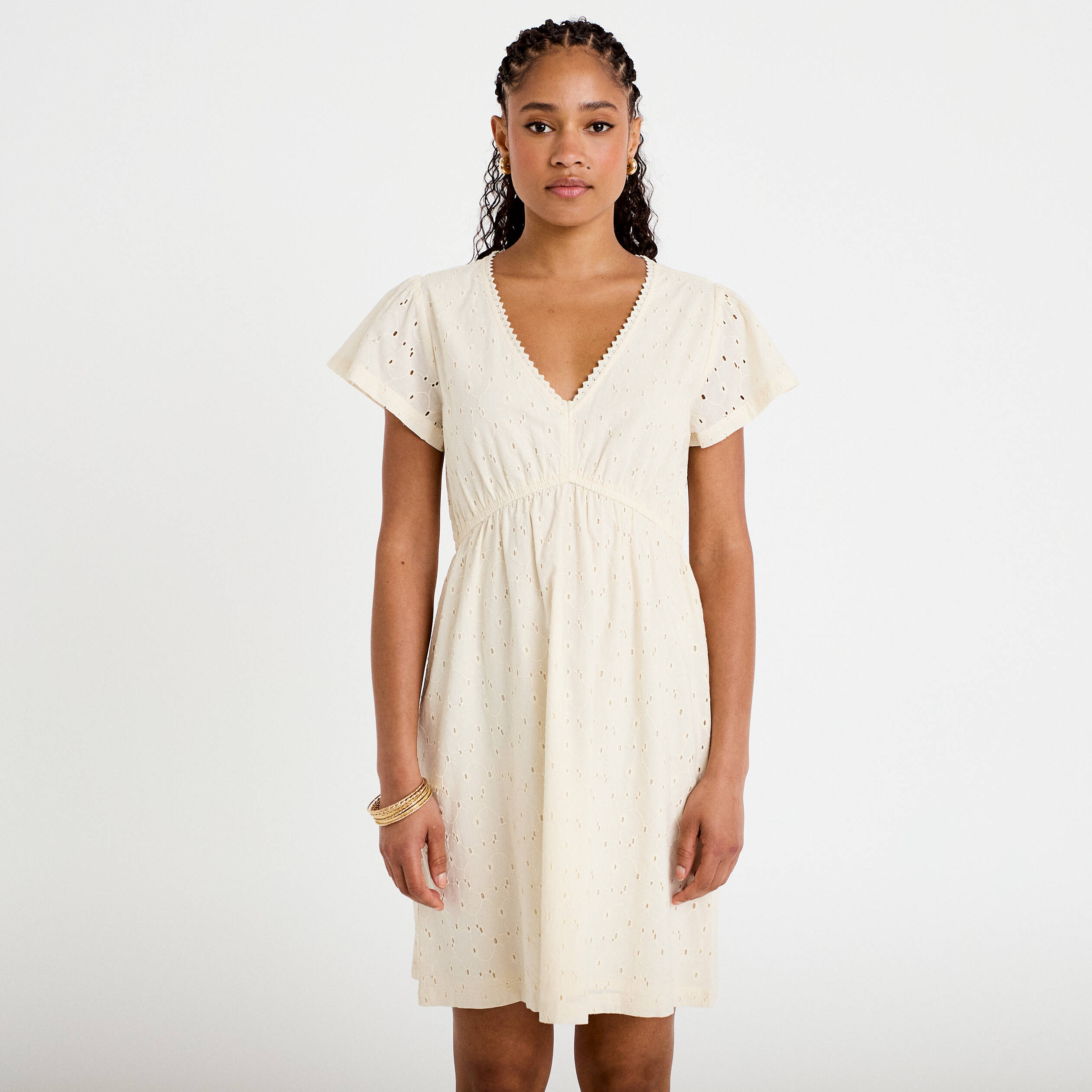 Robe courte &eacute;vas&eacute;e d&eacute;collet&eacute; brod&eacute;e ecru femme