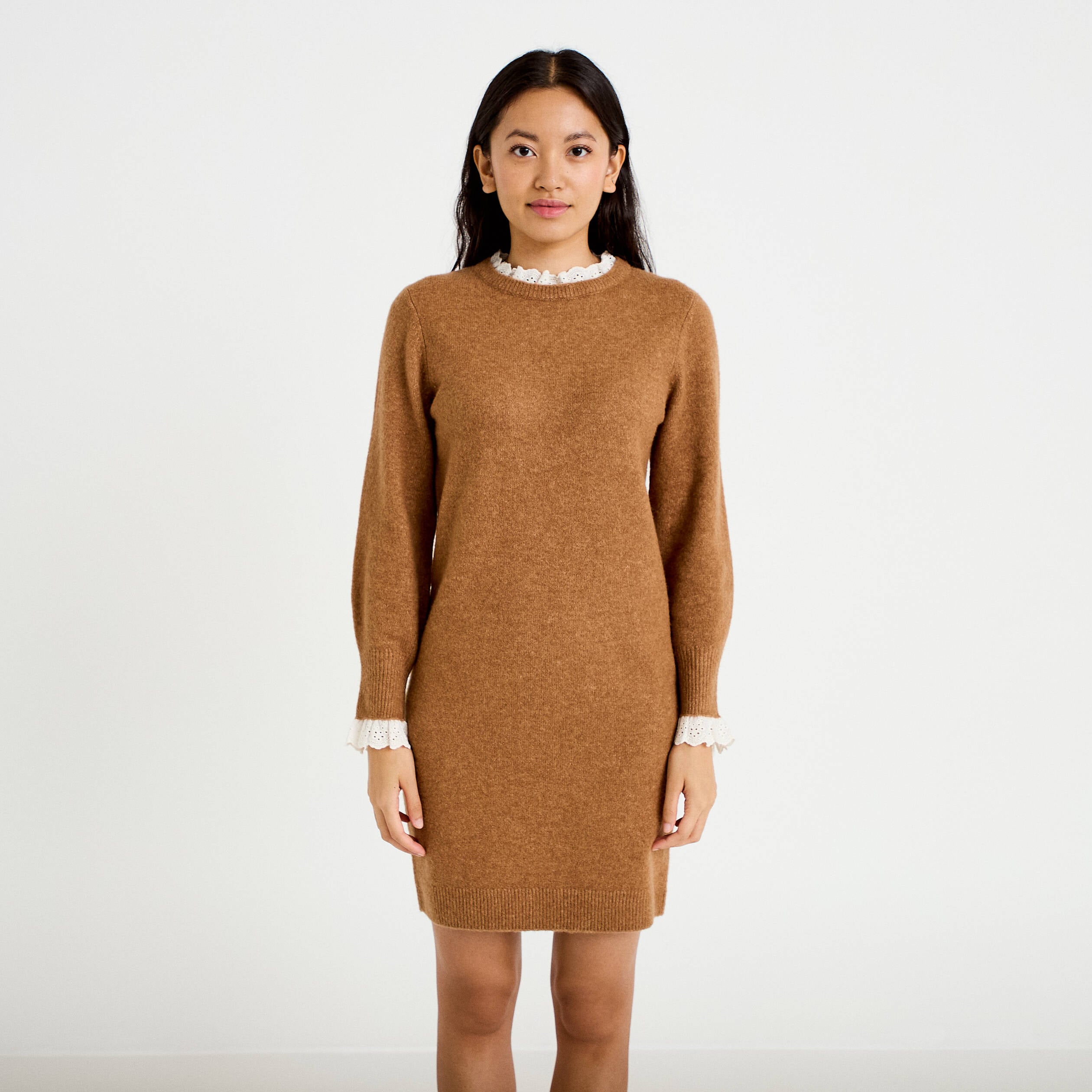 Robe pull ajust&eacute;e col rond dentelle camel femme