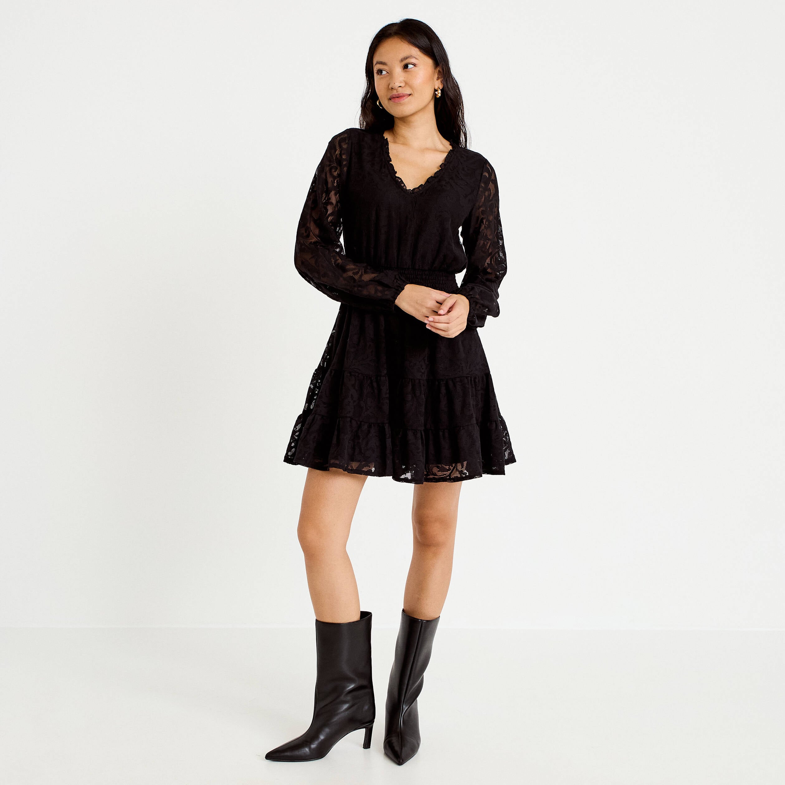 Robe courte &eacute;vas&eacute;e en dentelle col v noir femme