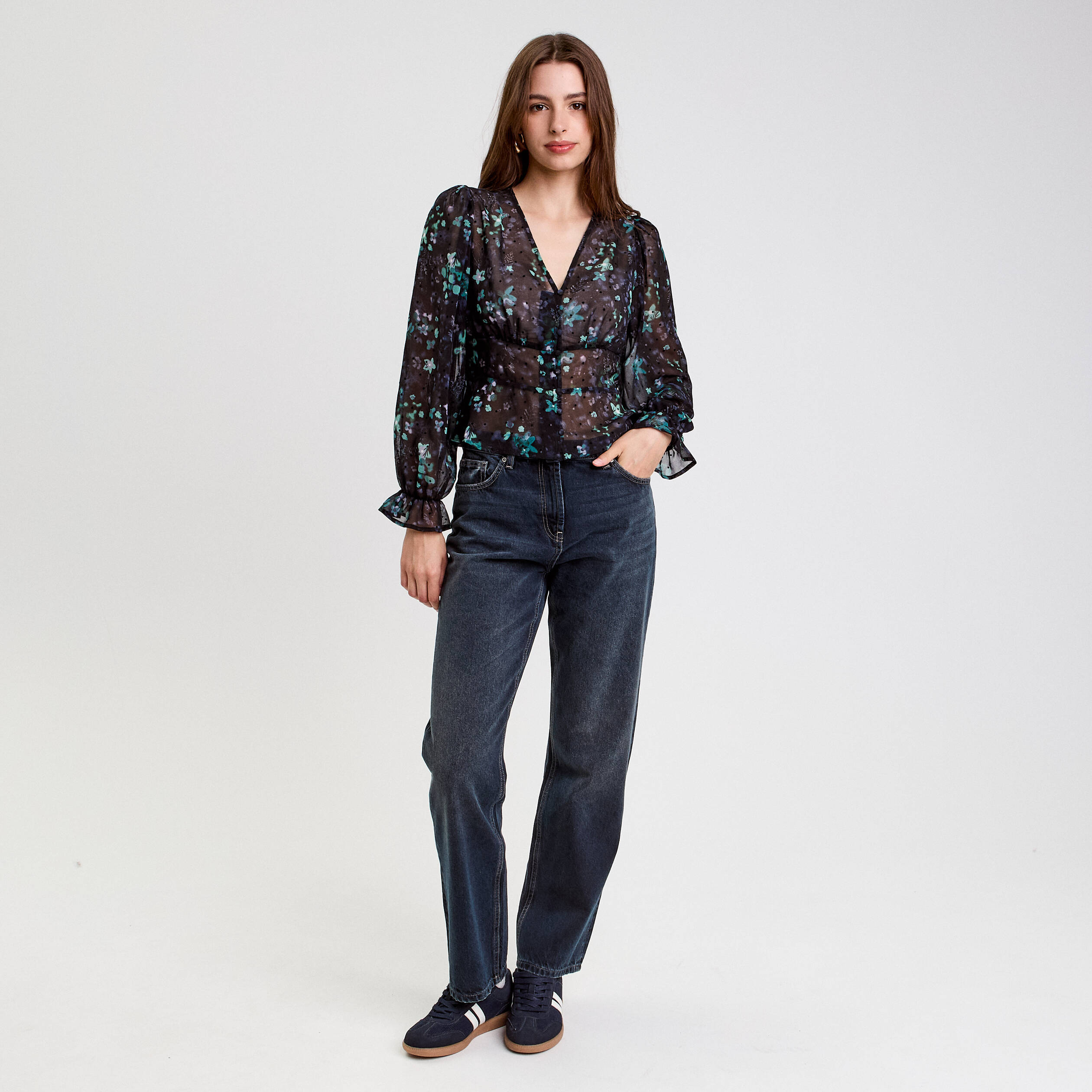 Blouse cintr&eacute;e courte en voile col V noir femme
