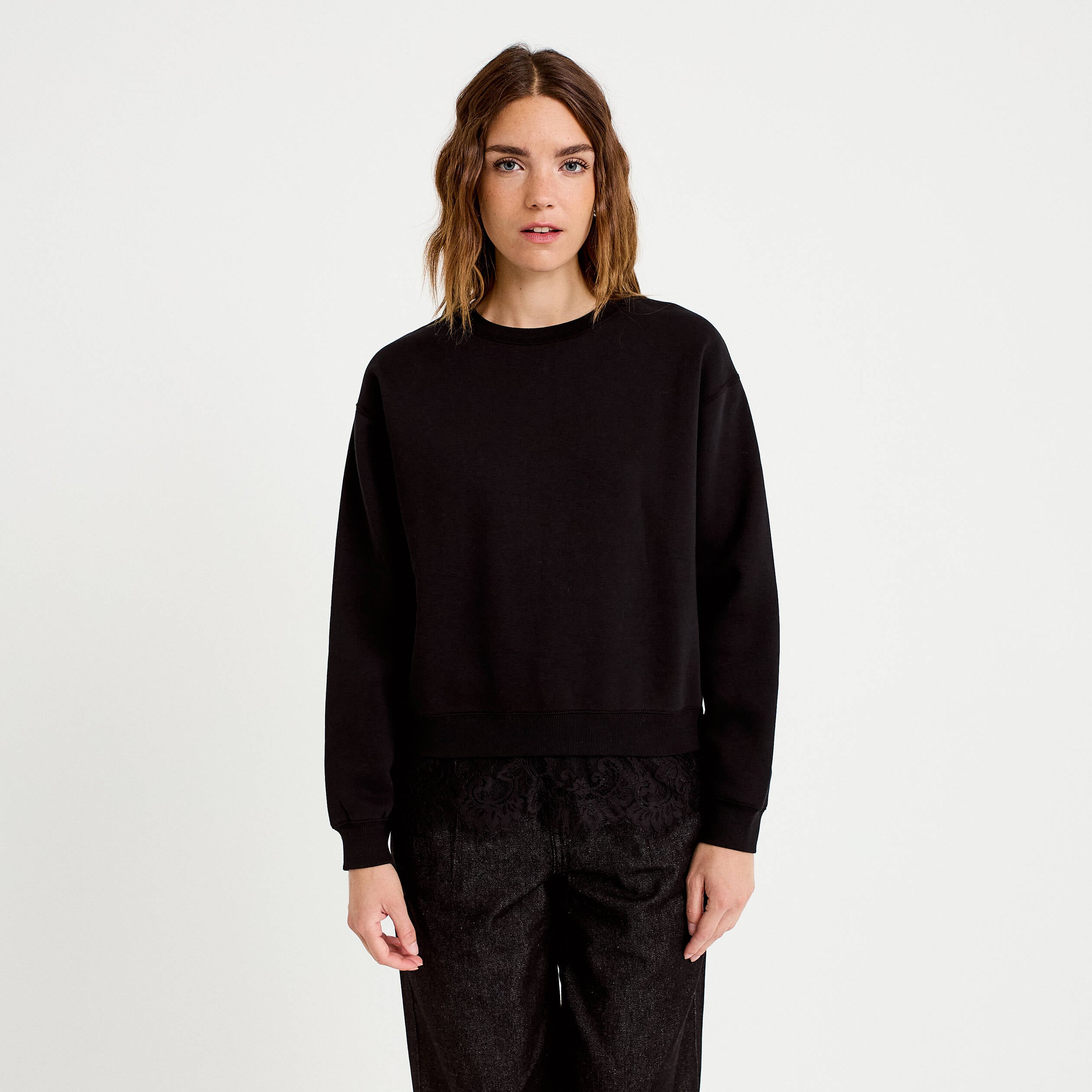 Sweat droit col rond d&eacute;tail dentelle noir femme