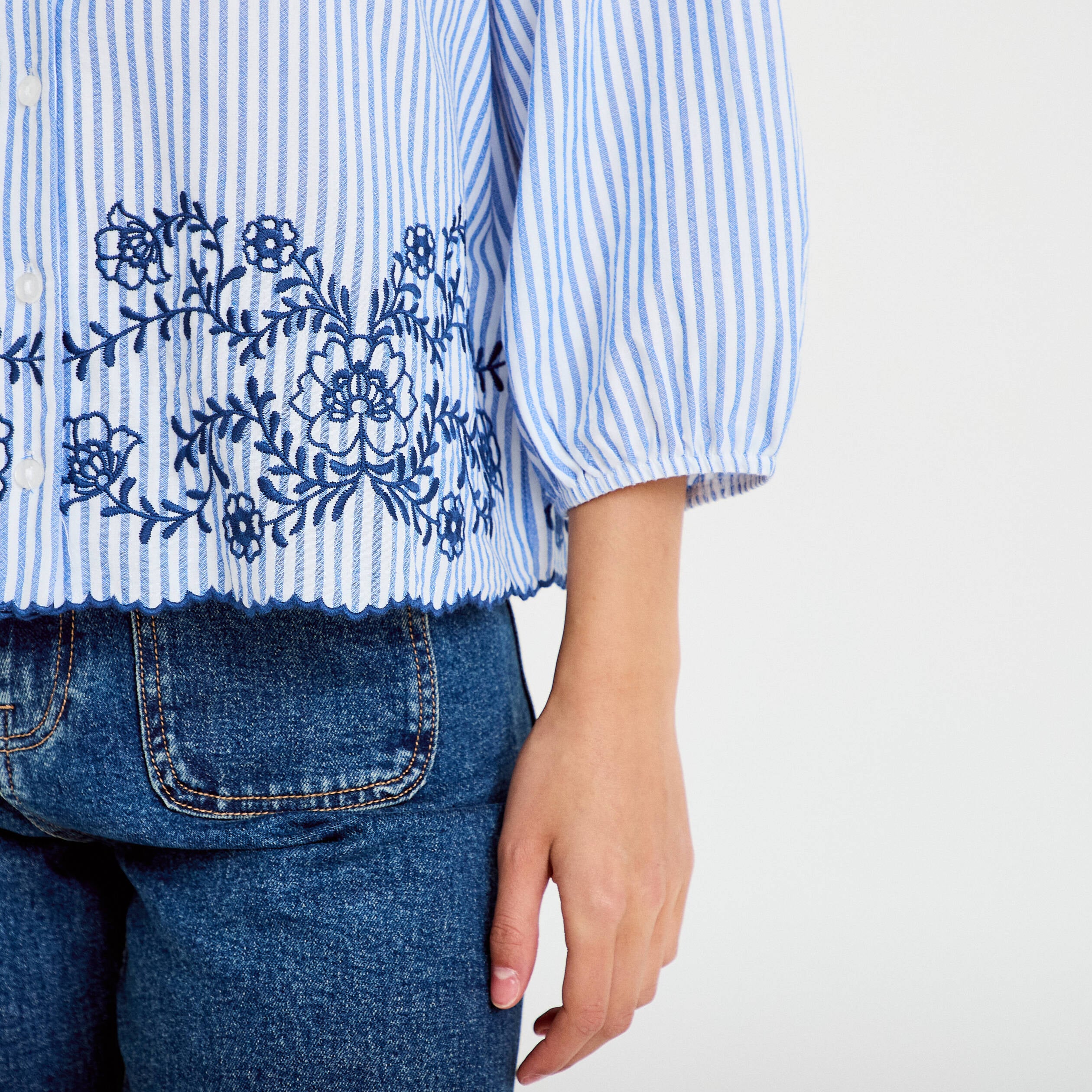 Blouse col v manches 3/4 brod&eacute;e bleu marine femme