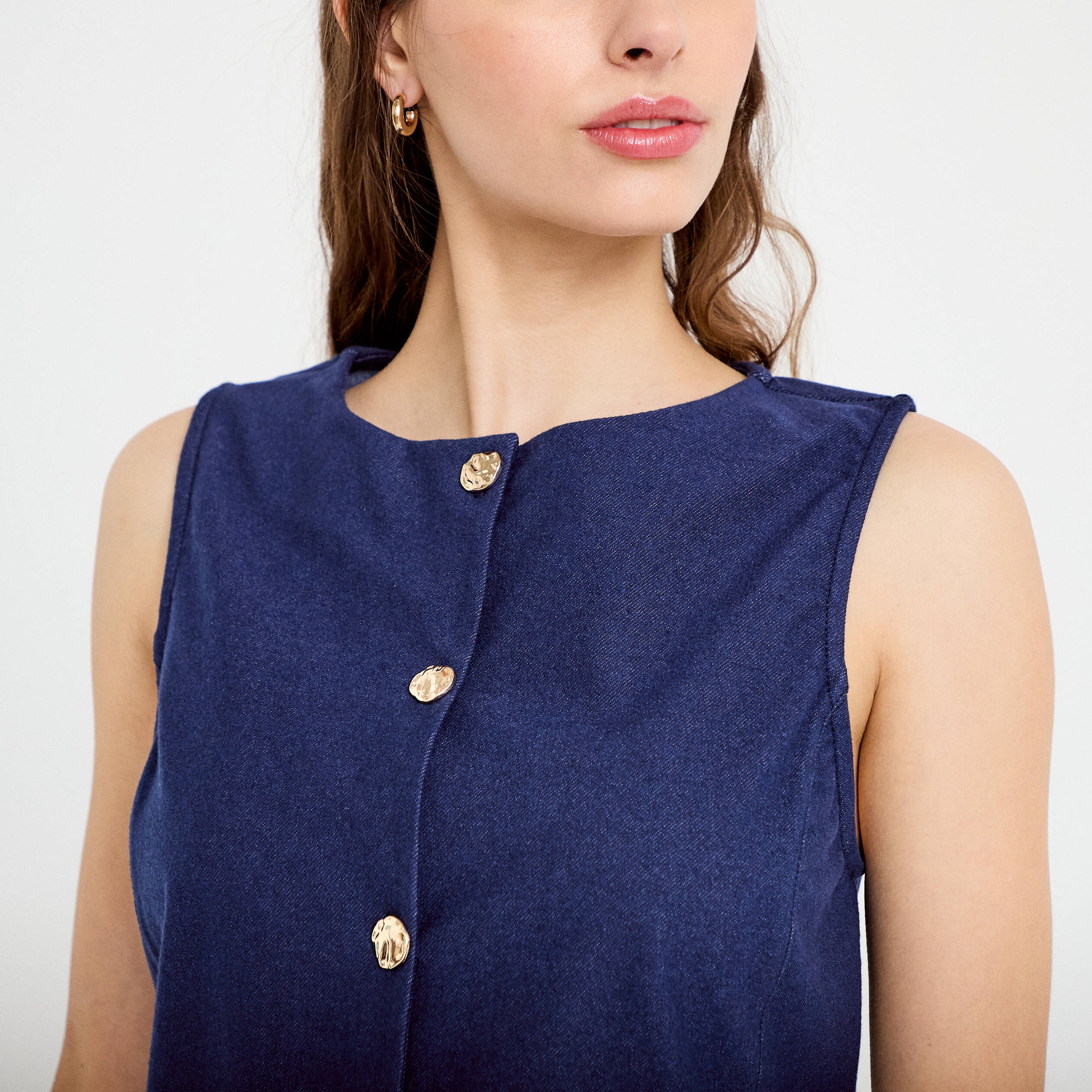 Gilet jean cintr&eacute; cropped sans manches denim brut femme