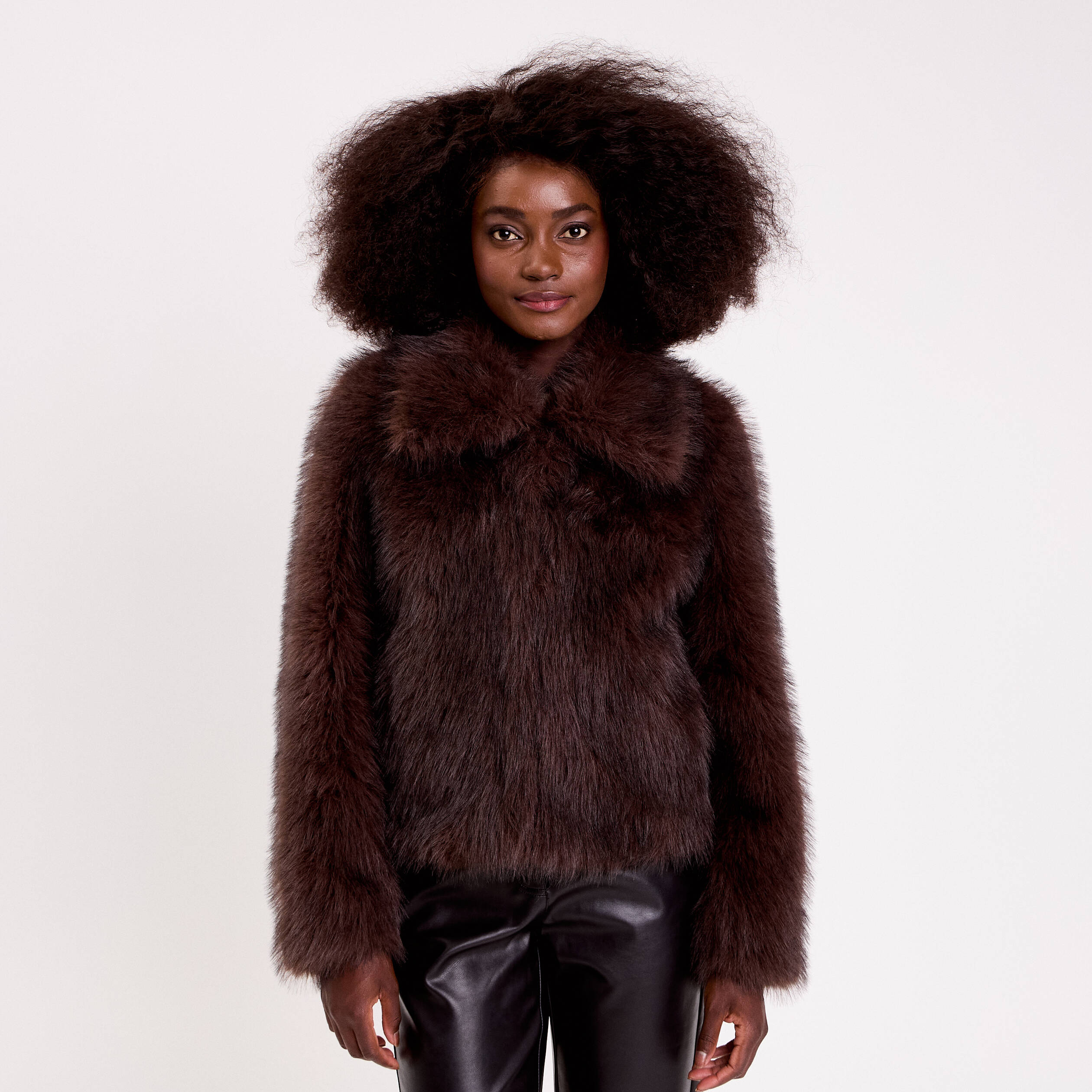 Veste courte en fausse fourrure marron fonc&eacute; femme