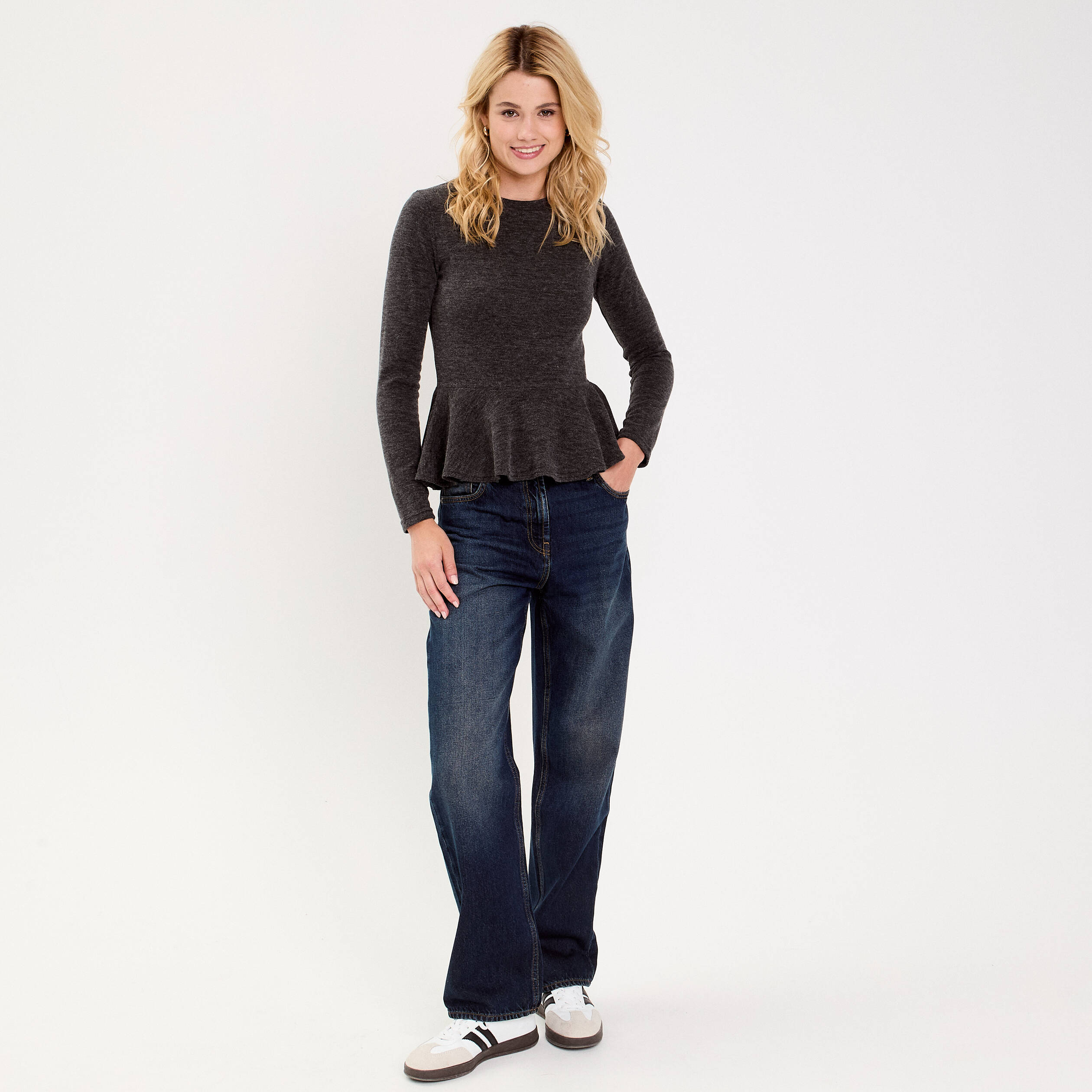 Pull ajust&eacute; court manches longues gris fonc&eacute; femme