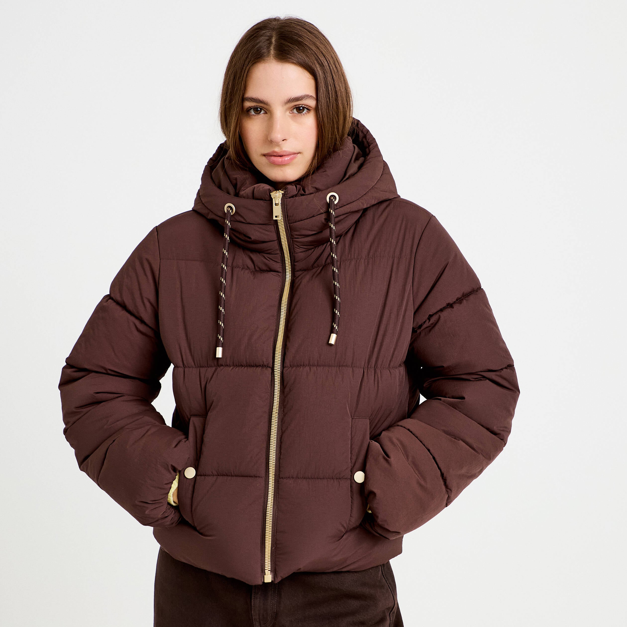 Doudoune droite cropped &agrave; capuche marron fonc&eacute; femme